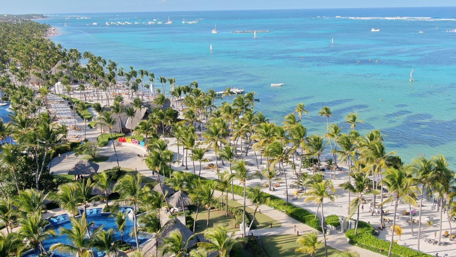 Caribe o Brasil desde Uruguay con playa tropical y agua turquesa