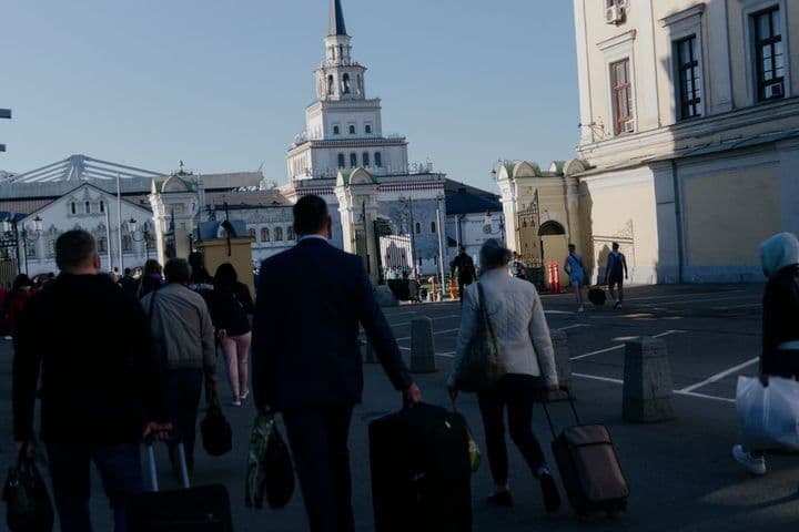 Circuito organizado o viaje por cuenta propia: turistas recorriendo una ciudad