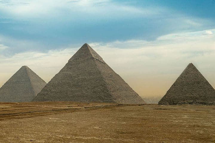 Egipto Sensacional con las Pirámides de Guiza bajo un cielo amplio
