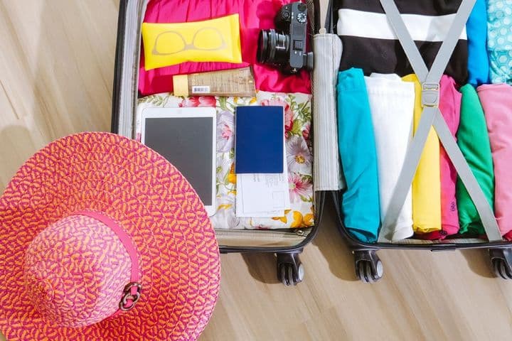 Equipaje para un circuito internacional con ropa, cámara y accesorios