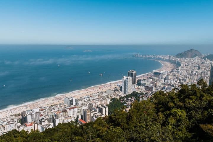 Mejores destinos de Brasil con vista aérea de Copacabana en Río de Janeiro