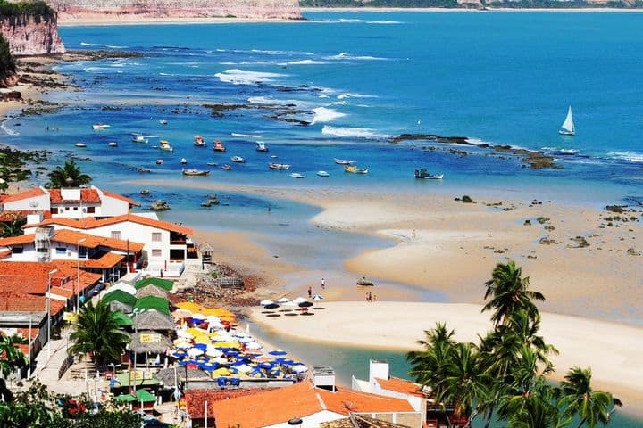 Natal o Pipa cuál elegir con vista aérea de Praia da Pipa en Brasil