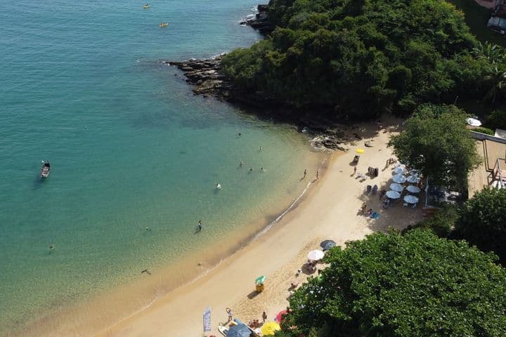 Viajar a Búzios desde Uruguay con vista aérea de una playa tropical