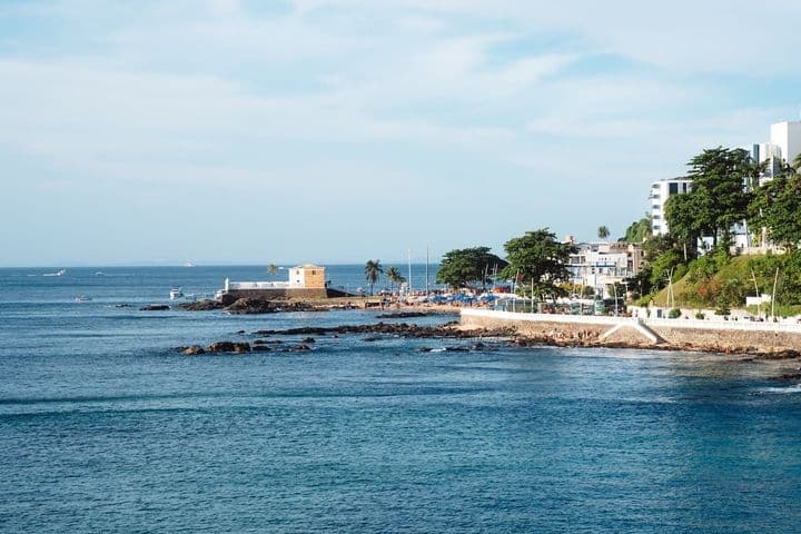 Salvador de Bahía desde Uruguay con vista de la costa y el mar