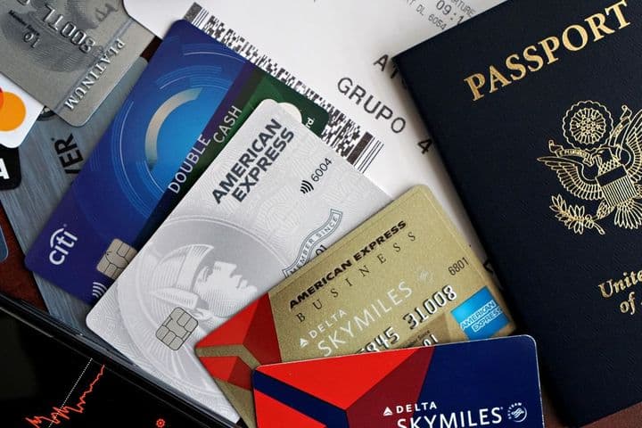 Seguro de viaje desde Uruguay junto a pasaporte, tarjetas y pasaje