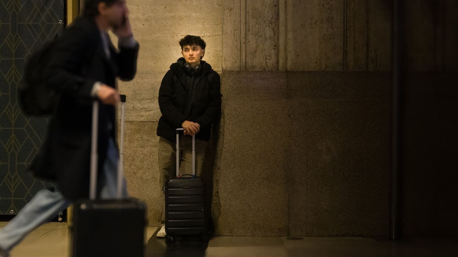 Viajar a Europa desde Uruguay: viajeros con equipaje en una estación europea