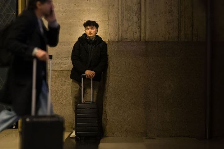 Viajar a Europa desde Uruguay: viajeros con equipaje en una estación europea