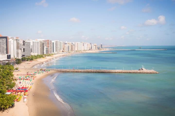 Viajar a Fortaleza desde Uruguay con vista aérea de la playa y la ciudad