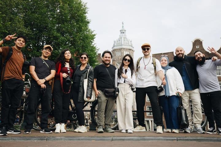 Viaje grupal acompañado: grupo de turistas recorriendo Ámsterdam