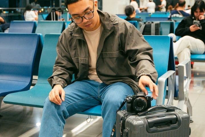 Viaje internacional desde Uruguay: viajero con equipaje en el aeropuerto