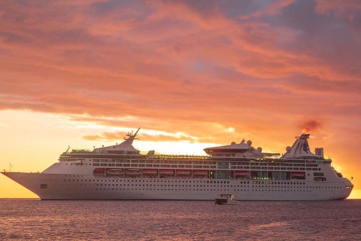 Crucero por Sudamérica o el Caribe navegando frente a una isla tropical