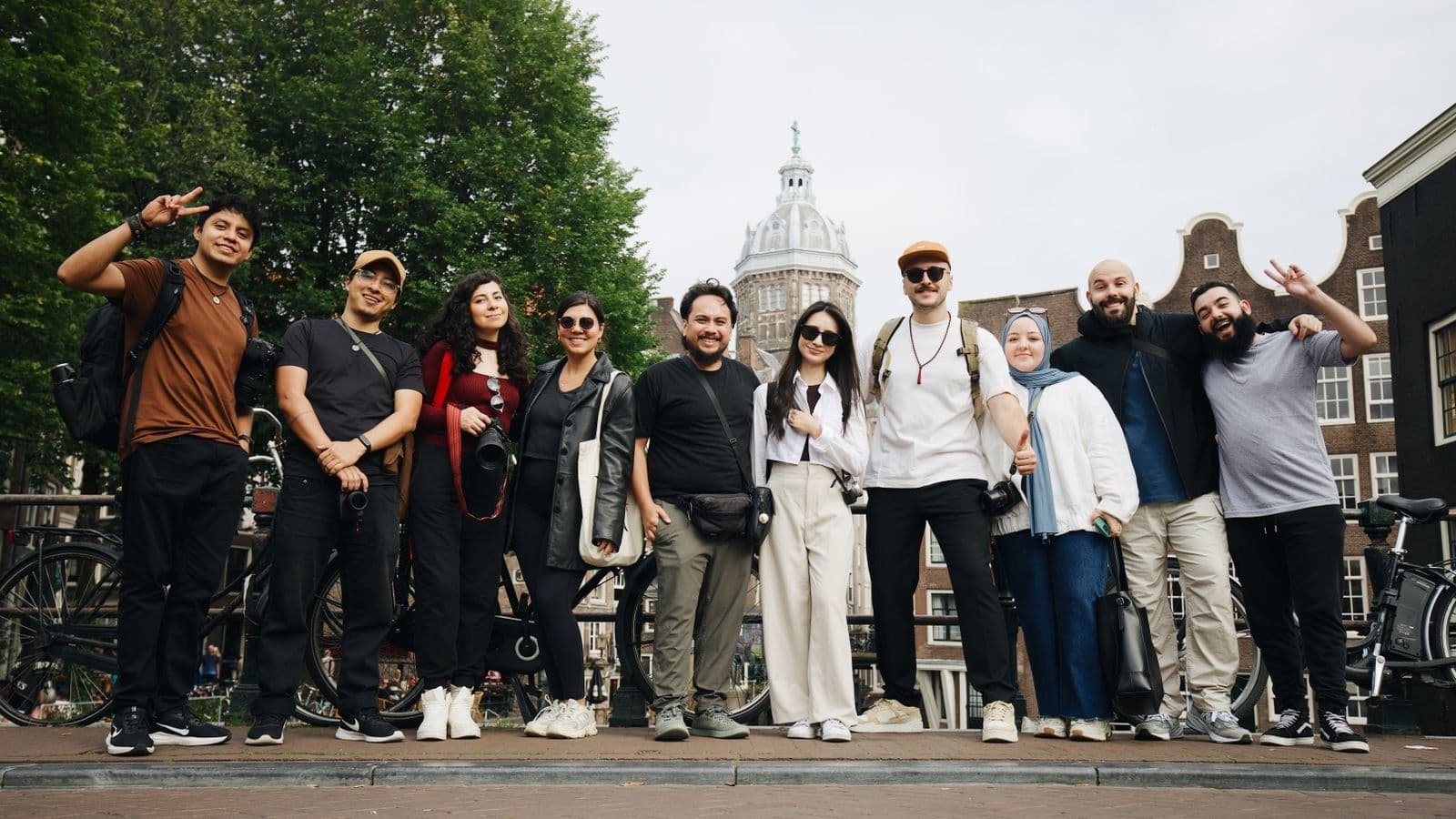 Viaje grupal acompañado: grupo de turistas recorriendo Ámsterdam
